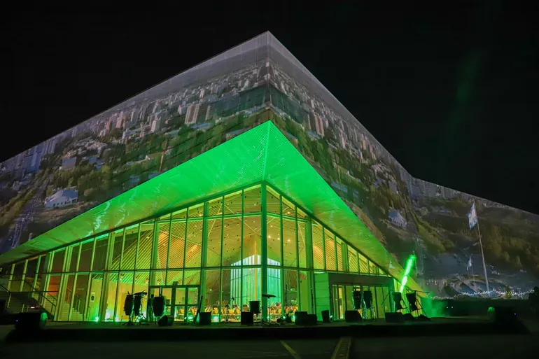 Fachada iluminada del Centro de Convenciones Domuyo en Neuquén, de noche