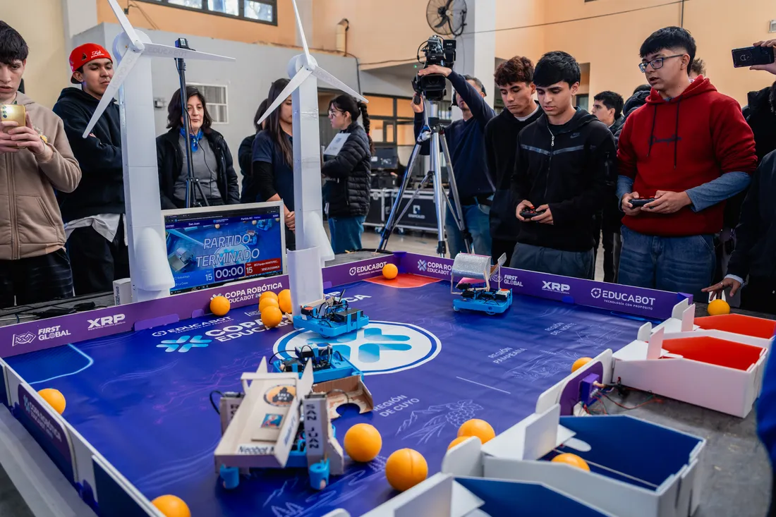 Equipos operando sus robots sobre la cancha de la Copa Robótica durante un partido